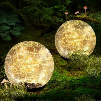 Градински слънчеви топката светлини от 4 части, led смахнат стъклена топка, наземни светлини на слънчевата енергия, както е показано на пешеходна пътека, на двора, на тревата и във вътрешния двор.