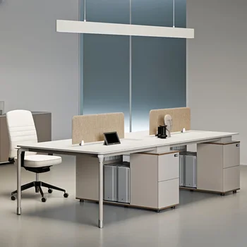 Просто и модерна комбинация от бюрото и стола за офис персонала, работно място за четирима души, луксозен офис осветление