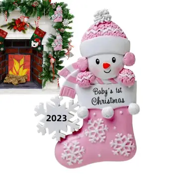 Първото Коледна украса за бебета 2023 Снежен човек в чорапи Първото Коледна украса Очарователно Акрилни Първото Коледна украса 2023